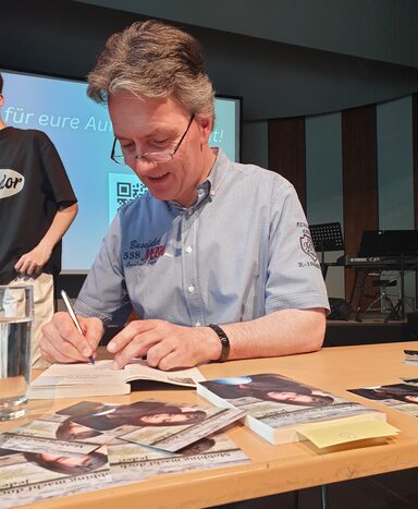 Thomas Grieser signiert Bücher und gibt Autogramme